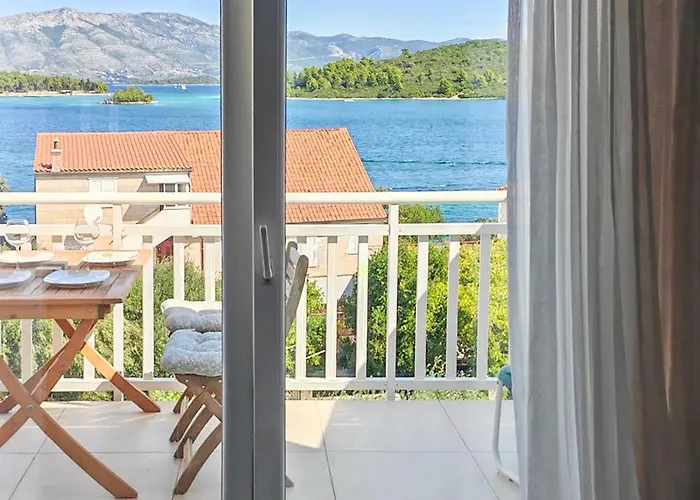 In Lumbarda With Sea View Daire